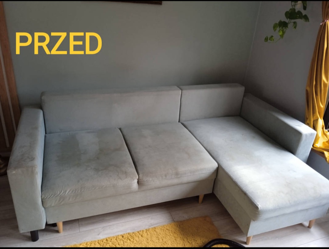 Szara, modułowa kanapa narożna z widocznymi plamami na siedzisku, oznaczona napisem 'PRZED' sugerującym stan przed czyszczeniem.