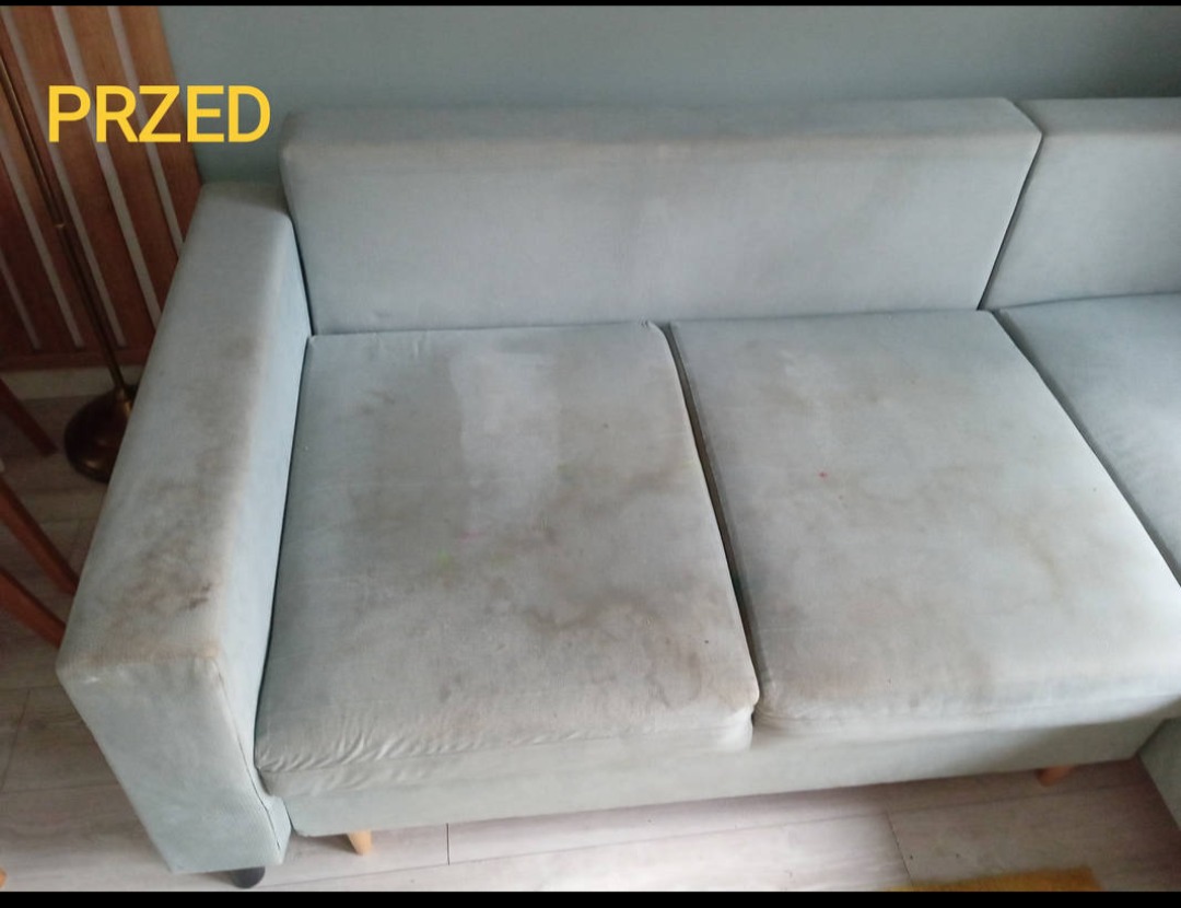 Narożnik tapicerowany w odcieniach szarości z widocznymi plamami i zabrudzeniami przed praniem, z napisem 'PRZED' w lewym górnym rogu.