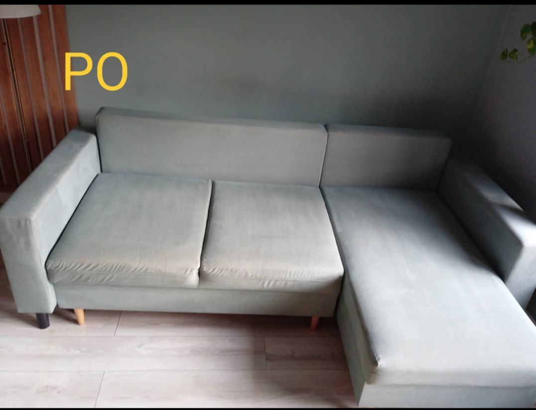 Jasnoszara, narożna kanapa po czyszczeniu, widoczny napis 'PO' w lewym górnym rogu, wskazujący na stan po wykonaniu usługi.