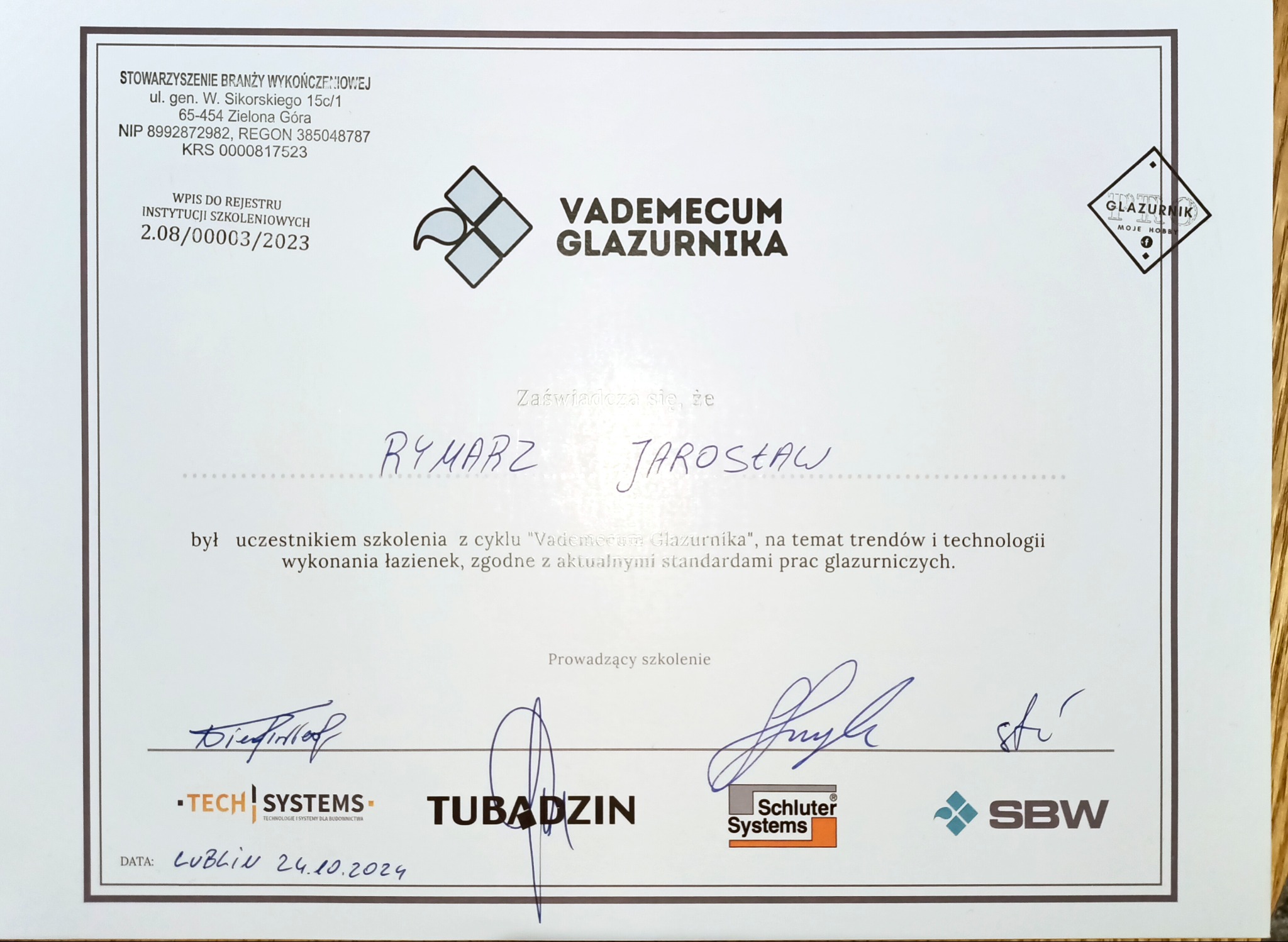 Certyfikat ukończenia szkolenia 'Vademecum Glazurnika' dla Rymarza Jarosława, wydany przez Stowarzyszenie Branży Wykończeniowej, z logotypami Tech Systems, Tubądzin, Schluter Systems i SBW, Lublin,...