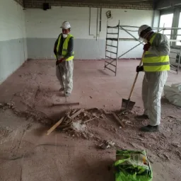 Sprzątanie pomieszczeń po skończonej pracy demontażowej - Norymberga 2019 r.