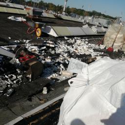 Demontaż pokryć dachowych - bitumicznych oraz segregacja i utylizacja - hala Grundig, Norymberga 2019 r. 