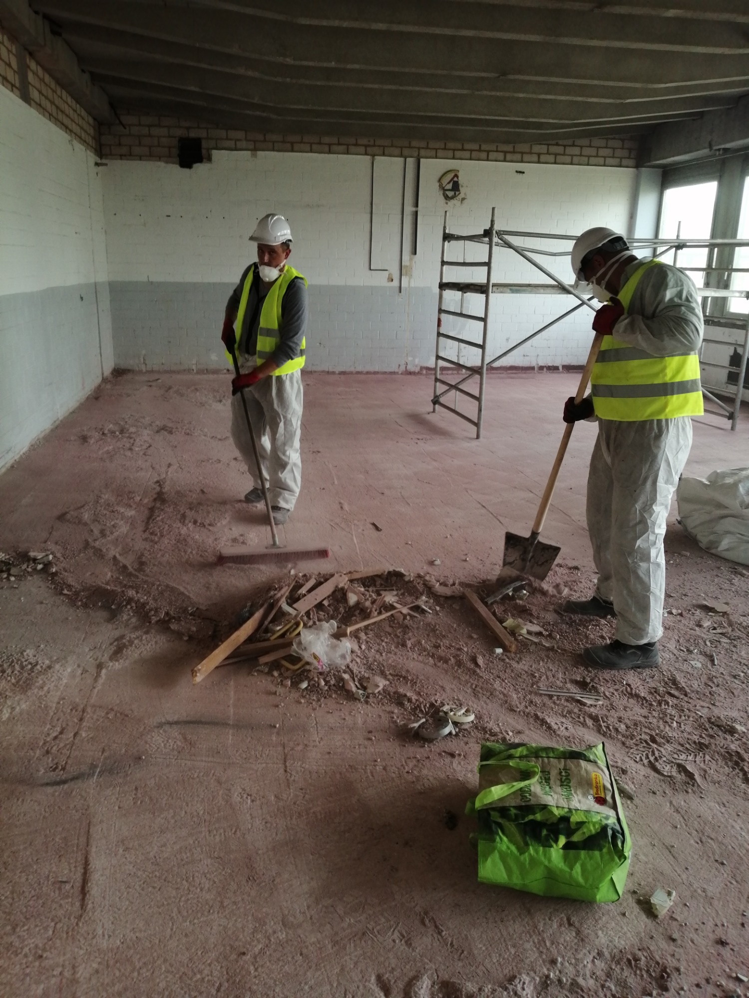 Sprzątanie pomieszczeń po skończonej pracy demontażowej - Norymberga 2019 r.