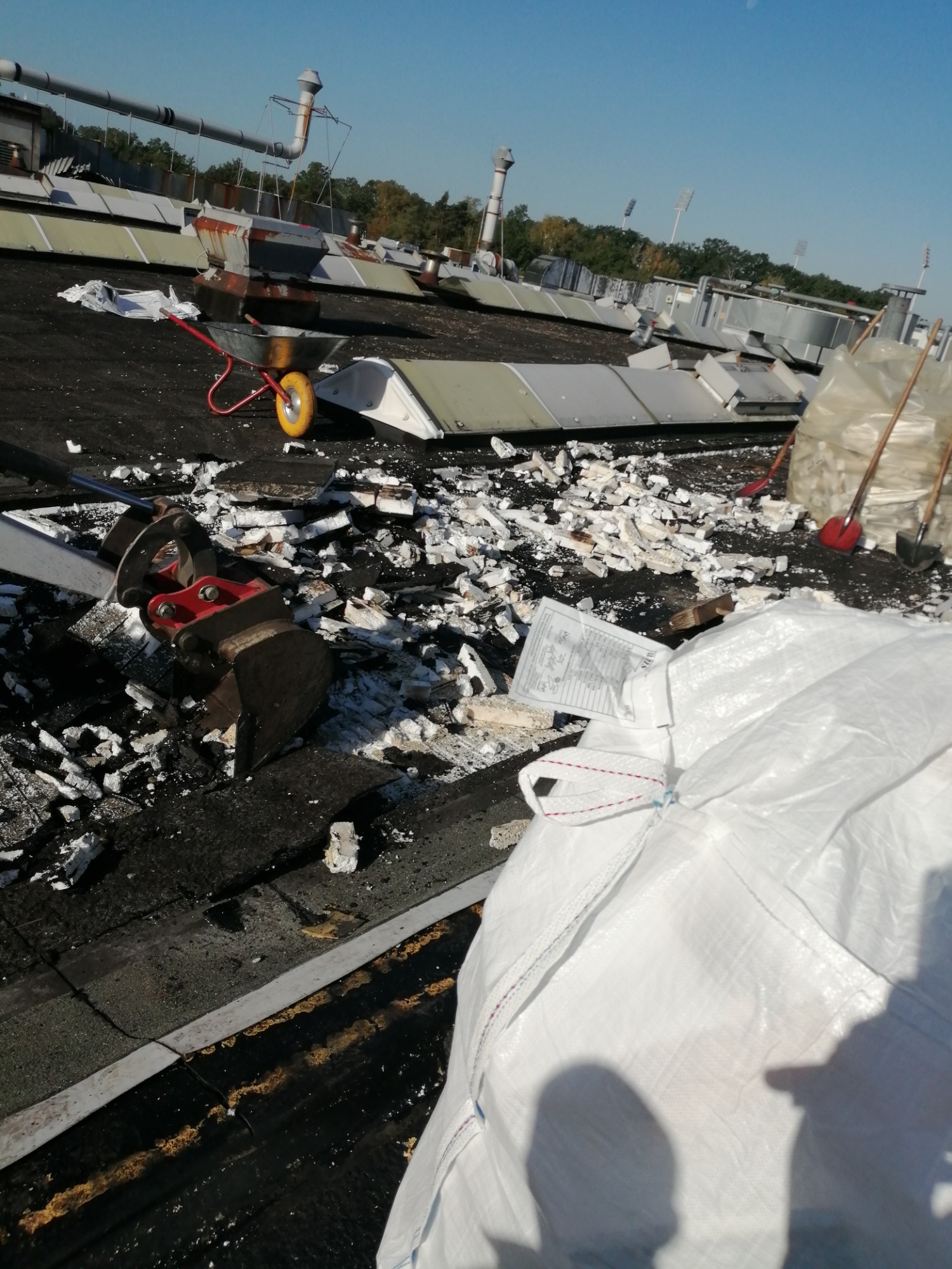 Demontaż pokryć dachowych - bitumicznych oraz segregacja i utylizacja - hala Grundig, Norymberga 2019 r.