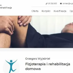 Mężczyzna leży na plecach podczas badania kolana przez terapeutę, widok z góry, strona internetowa firmy w tle.