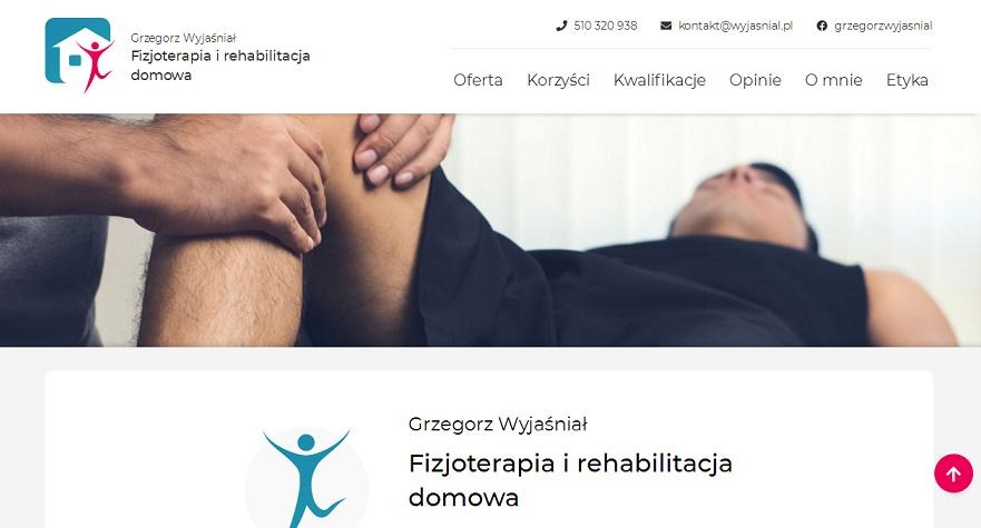 Mężczyzna leży na plecach podczas badania kolana przez terapeutę, widok z góry, strona internetowa firmy w tle.