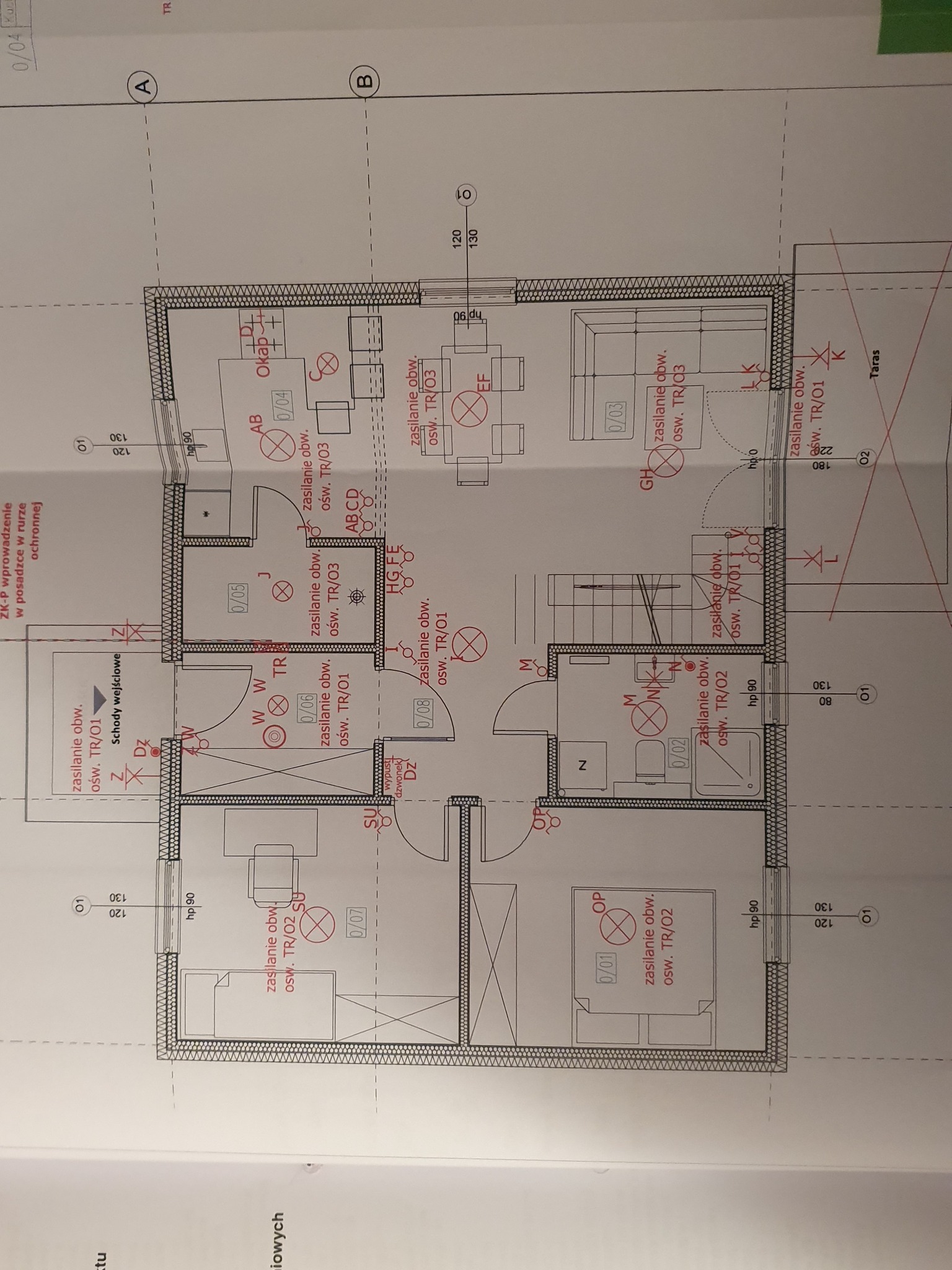 Plan architektoniczny domu jednorodzinnego z zaznaczonymi punktami oświetlenia i gniazd elektrycznych, widok z góry, z oznaczeniami obwodów zasilania i symbolami wyposażenia.