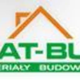 Logo firmy MAT-BUD z zielonym napisem i pomarańczowym symbolem dachu, promującej materiały budowlane, na jasnym tle.