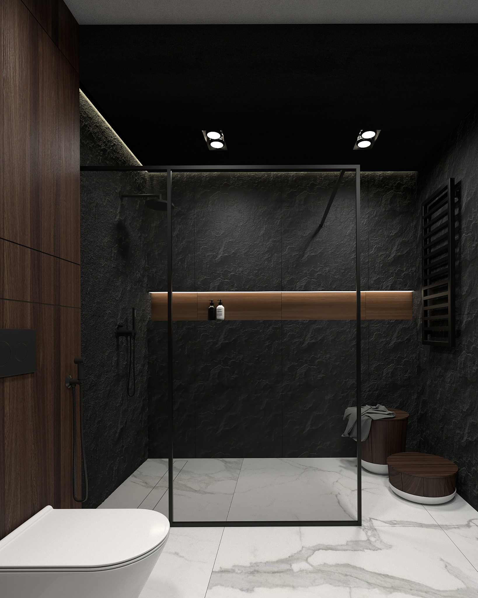 Nowoczesna łazienka z czarnymi ścianami o teksturze kamienia, białymi marmurowymi płytkami podłogowymi i szklaną kabiną prysznicową z drewnianą półką podświetloną LED-ami, widoczna toaleta...