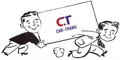 Dwóch uśmiechniętych mężczyzn w stylu retro niesie duży, biały baner z napisem 'C.T CAR-TRANS' w kolorach czerwonym i niebieskim.