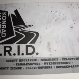 Logo firmy Konrad Knera P.R.I.D. oferującej roboty brukarskie, murarskie, żelbetowe, kanalizacyjne, wykończeniowe, roboty ziemne oraz usługi koparką i koparko-ładowarką.