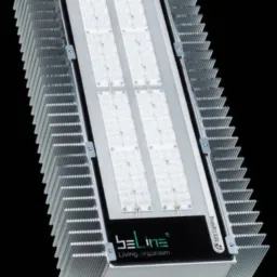 Lampa LED przemysłowa beLine z aluminiowym radiatorem, cztery panele świetlne, widoczne śruby mocujące.