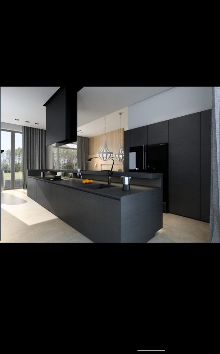 Nowoczesna kuchnia z czarną wyspą i szafkami o matowym wykończeniu, widok na jadalnię z designerskimi lampami, minimalistyczny wystrój.
