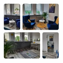 Kolaż zdjęć przedstawiających wnętrze gabinetu z dwoma granatowymi fotelami, okrągłym stolikiem na żółtym dywanie, oknami z żaluzjami, obrazem na ścianie oraz dywanem z grą w klasy.