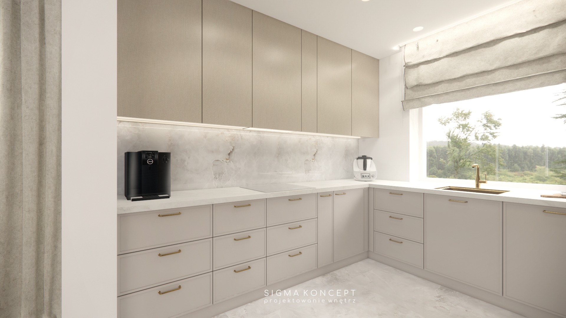Beżowa kuchnia z górnymi szafkami o teksturze tkaniny, marmurowym backsplashiem, złotymi uchwytami i widokiem na zieleń za oknem.