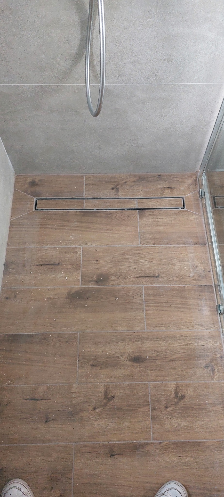 Odpływ linniowy w bloku podwyższony do odpływu na 10 cm