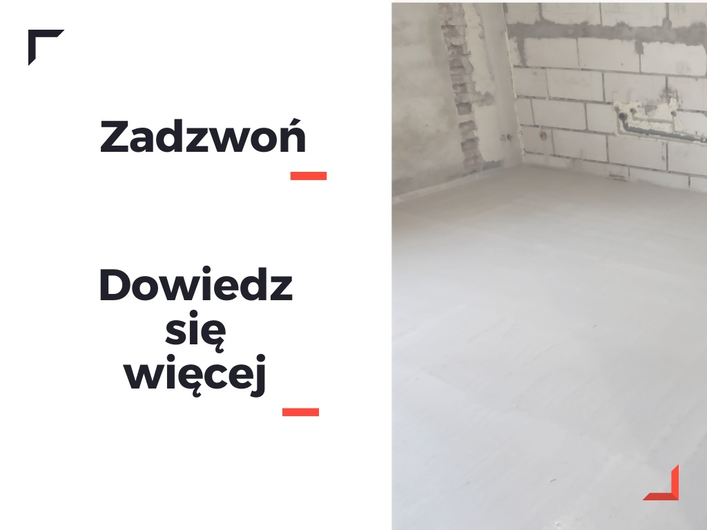 Świeżo wylana, jasna wylewka na podłodze w surowym pomieszczeniu z widocznymi blokami betonowymi i instalacją elektryczną w ścianie.