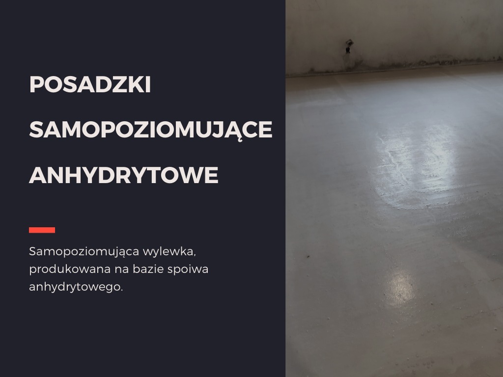 Świeżo wylana, samopoziomująca posadzka anhydrytowa w surowym wnętrzu, widoczne delikatne refleksy światła na gładkiej powierzchni.