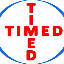 Timed - Okrągłe logo z niebieską obwódką i czerwonym napisem 'TIMED' ułożonym krzyżowo.