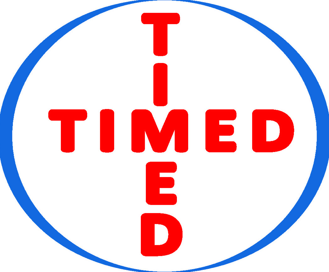 Okrągłe logo z niebieską obwódką i czerwonym napisem 'TIMED' ułożonym krzyżowo.