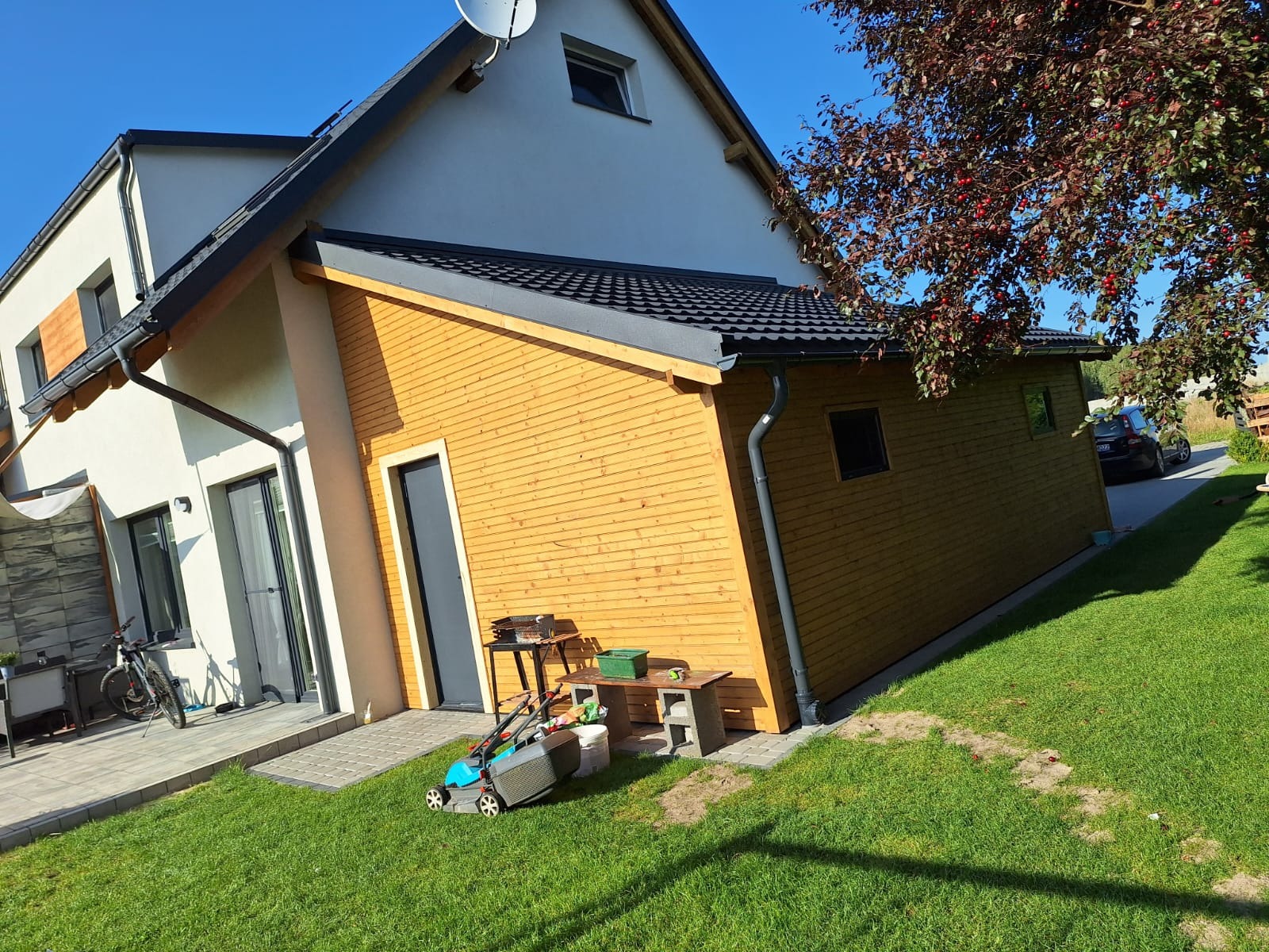 Budowa garażu jednostanowiskowego z wykończeniem pod klucz. Montaż drzwi okien, bramy garażowej i poszycia dachu.