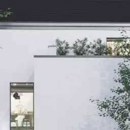 Minimalistyczna elewacja domu z płaskim dachem, roślinami na górnym tarasie, widok na jadalnię przez okno i drzewa na pierwszym planie.