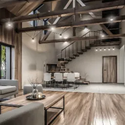 Wnętrze przestronnego salonu z drewnianą podłogą i belkami stropowymi, widok na schody z metalową balustradą i jadalnię, nowoczesny design, duże okno z widokiem na zieleń.