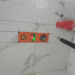 Zamontowany mieszacz wody z temperaturą i czasem korzystania wody