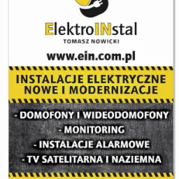 Plakat reklamowy firmy ElektroInstal Tomasza Nowickiego, oferującej instalacje elektryczne, domofony, monitoring i instalacje alarmowe. Widoczny numer telefonu i adres strony internetowej.