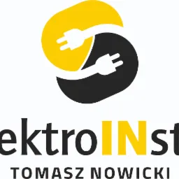 Logo firmy Elektro Instal Nowicki z dwoma wtyczkami tworzącymi symbol nieskończoności, w kolorach żółtym i czarnym, nazwa firmy poniżej.
