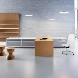 Nowoczesne biuro z drewnianą zabudową, betonową ścianą i widokiem na miasto, oświetlone wiszącymi lampami