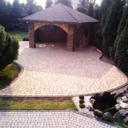 Beżowa kostka na podjeździe z altaną z kamienia i oczkiem wodnym z kaskadą, eleganckie wykończenie ogrodu.