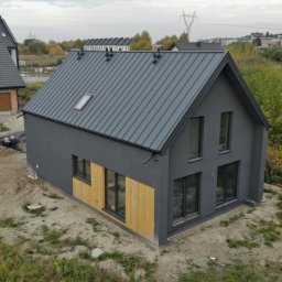 Budowa domu szkieletowego do stanu deweloperskiego - wykonanie dachu blacha  na rąbek stojący - elewacja łączona tynk + deska elewacyjna