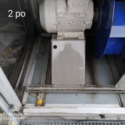 Hydraulik/Monter klimatyzacji - Wnętrze centrali wentylacyjnej z widocznym silnikiem, wentylatorem promieniowym i elementami instalacji elektrycznej, w tym uziemieniem.