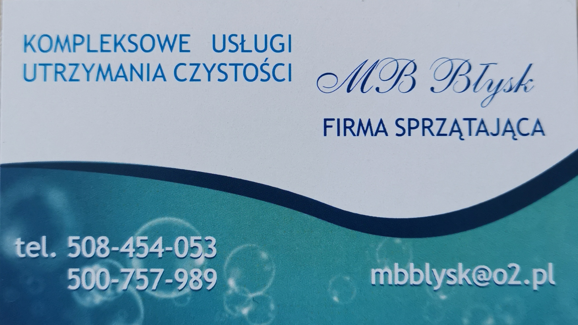 Wizytówka firmy sprzątającej MB Błysk z numerami telefonów i adresem e-mail na białym tle z turkusowym gradientem i grafiką bąbelków.