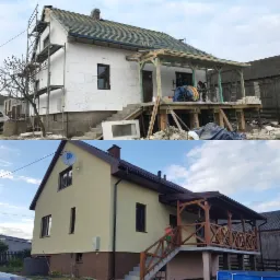 Przed i po: remont domu jednorodzinnego w Ożarowie Mazowieckim, widoczne etapy prac od surowego stanu z rusztowaniami i niezabezpieczonym dachem do ocieplonego budynku z nową elewacją i drewnianą...