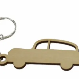 Drewniany breloczek w kształcie samochodu z metalowym kółkiem i łańcuszkiem, leżący na białym tle.
