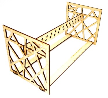 Drewniany organizer na kolczyki z geometrycznym wzorem, wycięty laserowo, widok z góry pod kątem.
