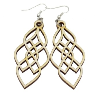 Para ażurowych kolczyków z jasnego drewna, o skomplikowanym, geometrycznym wzorze, zawieszonych na srebrnych biglach.