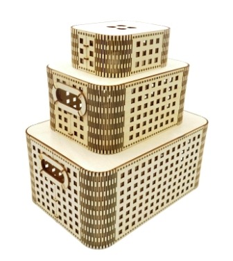 Zestaw trzech drewnianych pudełek o różnych rozmiarach, wycinanych laserowo, z ażurowymi ściankami i uchwytami, ułożonych jedno na drugim.