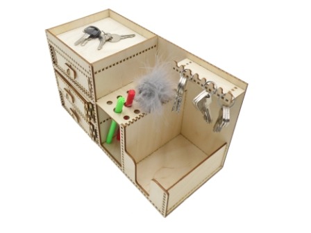 Drewniany organizer biurkowy z szufladami, przegródkami na długopisy, klucze i ozdobnym pomponem z piór.