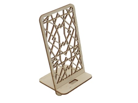 Drewniany ażurowy stojak na telefon komórkowy z geometrycznym wzorem, wykonany ze sklejki w jasnym odcieniu.