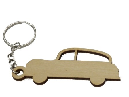 Drewniany breloczek w kształcie samochodu z metalowym kółkiem i łańcuszkiem, leżący na białym tle.