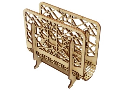 Drewniany serwetnik z geometrycznym ażurowym wzorem, stojący na białym tle.