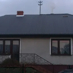 Porównanie trzech etapów prac na dachu domu: więźba dachowa z łatami, dach pokryty blachą trapezową z kominem, oraz gotowy budynek z nowym dachem i elewacją.