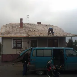 Trzy etapy remontu dachu domu jednorodzinnego w Białej Podlaskiej: stary dach z eternitu, konstrukcja więźby dachowej przed położeniem nowego pokrycia oraz nowy, ciemnoszary dach z blachy...