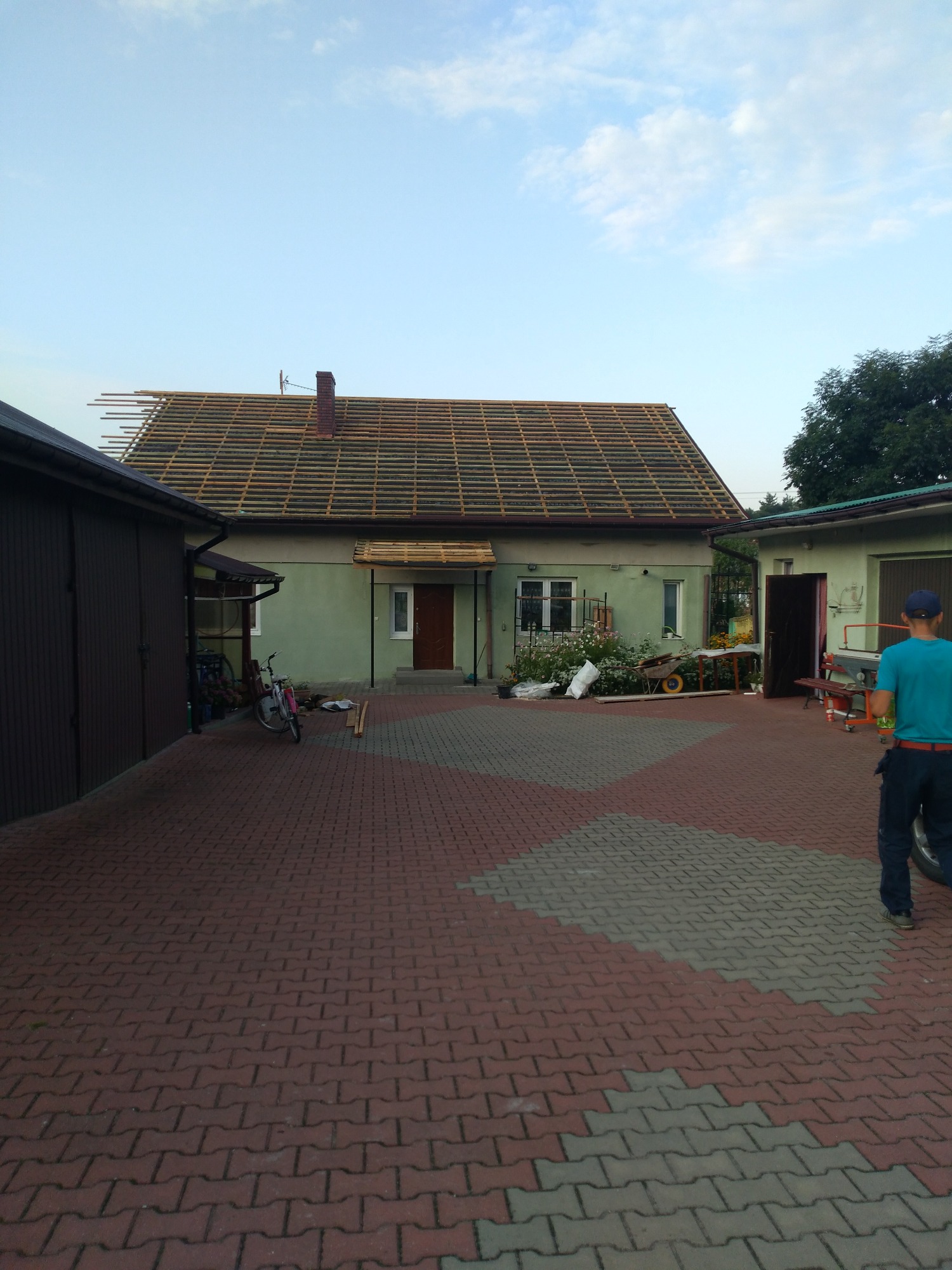 Montaż więźby, foliowanie i łacenie