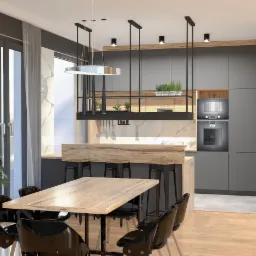 Wizualizacja nowoczesnej kuchni z jadalnią: szare szafki, drewniany blat, stół z czarnymi krzesłami, wisząca lampa z półką na zioła, marmurowa ściana, duży kwiat doniczkowy przy oknie.