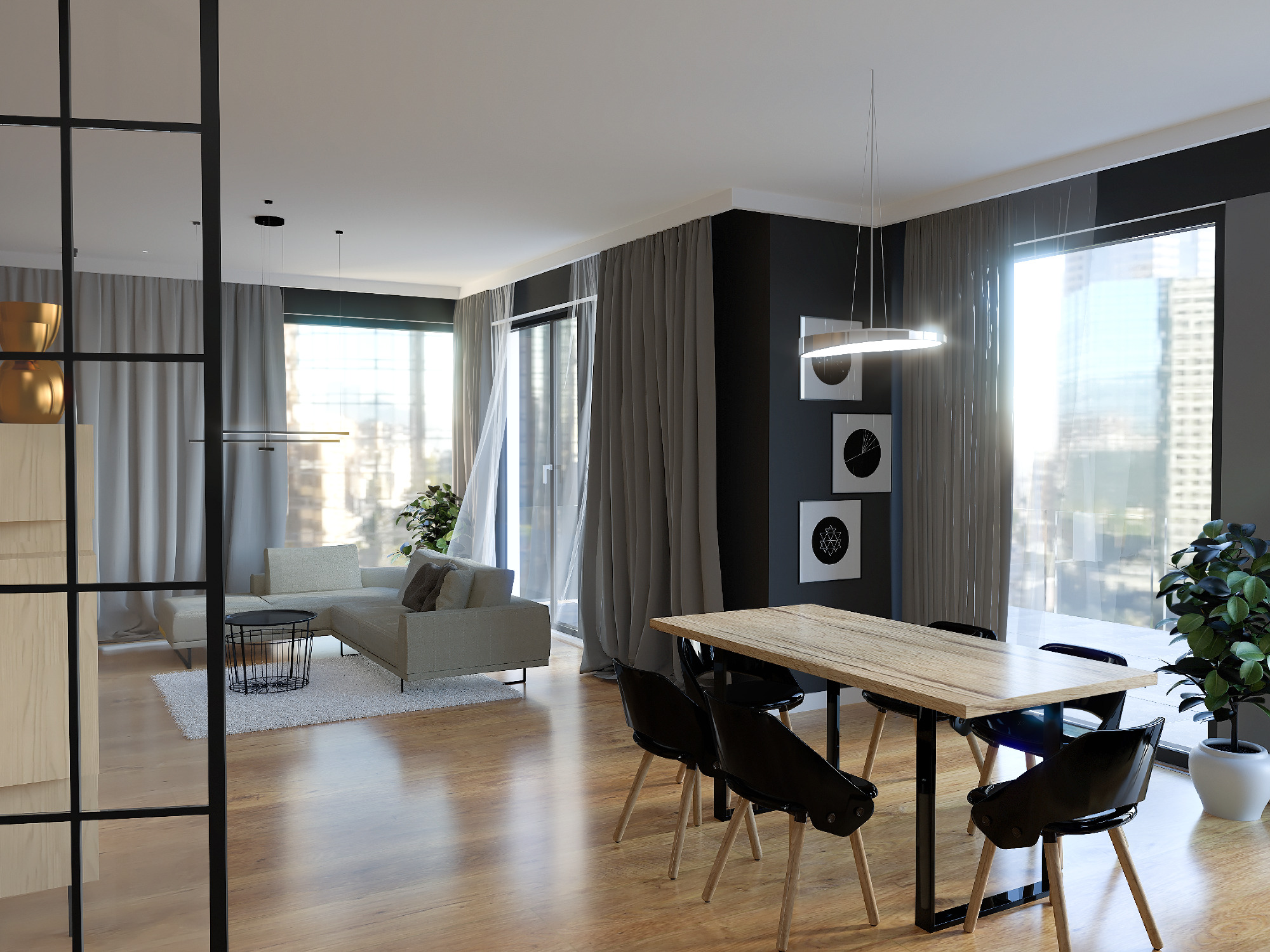 Jasne, przestronne wnętrze mieszkania z drewnianą podłogą, szarą sofą narożną, stołem z blatem z naturalnego drewna i czarnymi krzesłami, doświetlone dużymi oknami z widokiem na miasto.