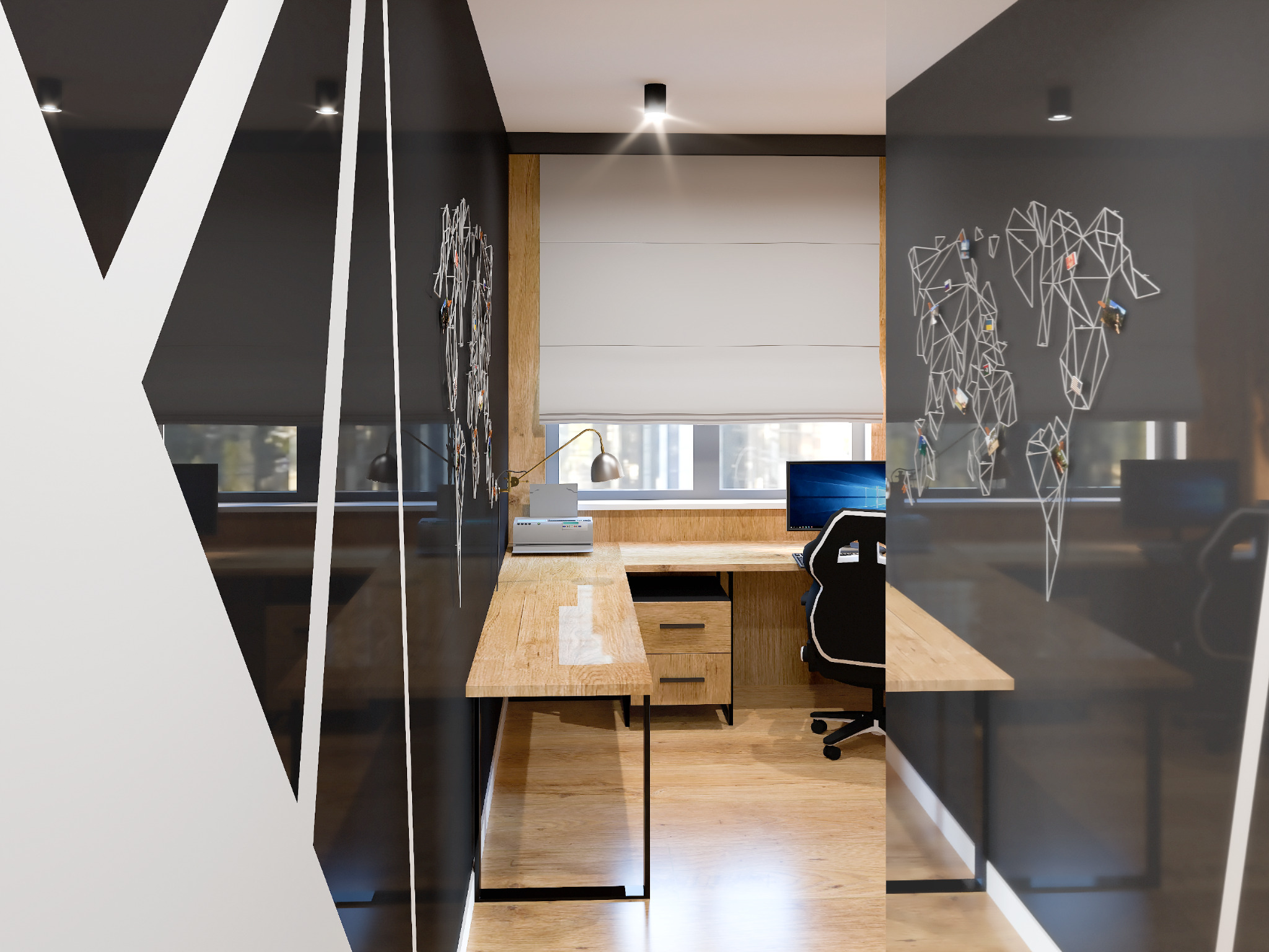 Nowoczesny pokój biurowy z drewnianym biurkiem, czarnym krzesłem gamingowym, ścianą z mapą świata i oknem z roletą.